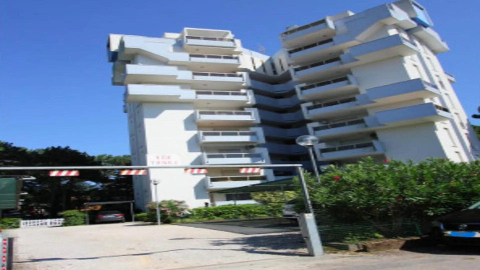 Beachside Bliss Cozy One-Bedroom Flat - Beahost ビビオーネ 0*,  イタリア
